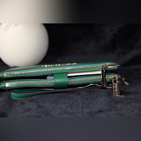 BNWT Authentic Michael Kors Emerald Green Wristlet - Picture 5 of 6